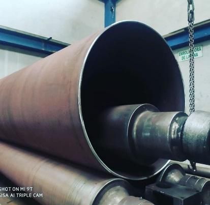 Un tubo grande de metal con la palabra triple leva en la parte inferior