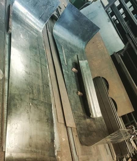 Un montón de piezas de metal están sobre una mesa.