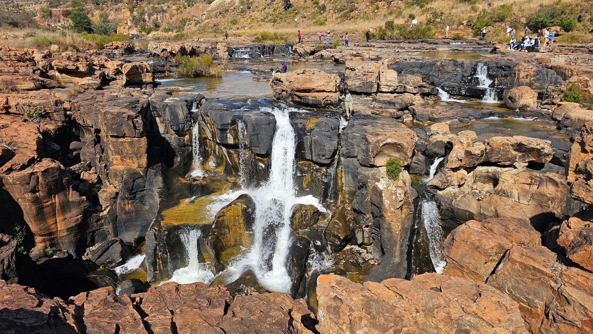 מפל מוקף בסלעים באמצע קניון.