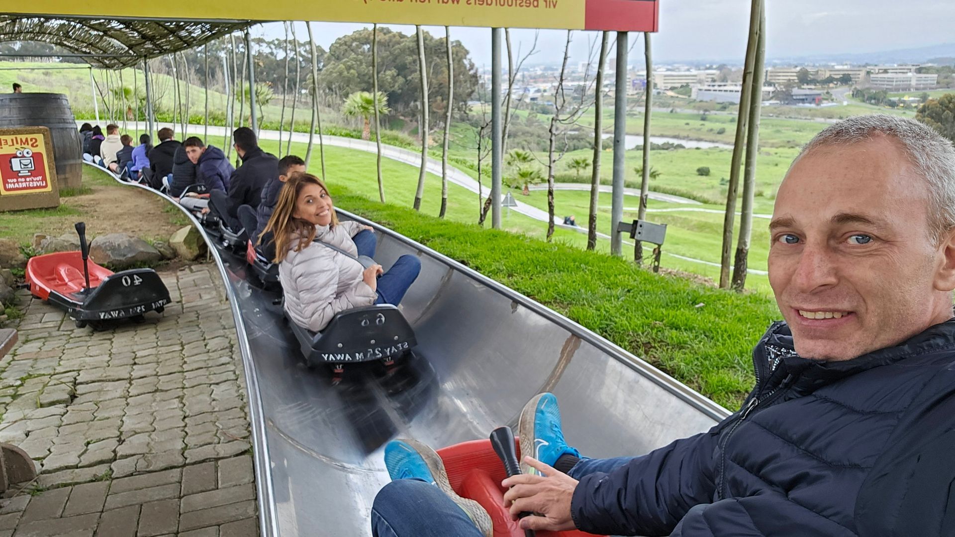 גבר ואישה נוסעים על רכבת הרים.