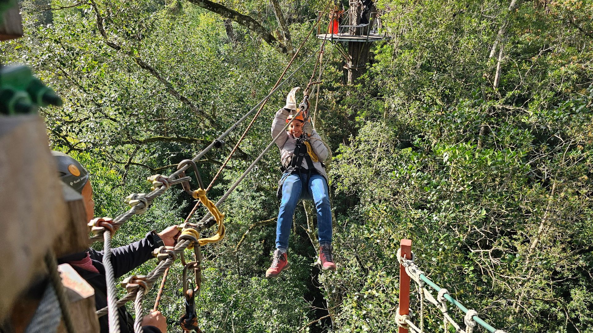 אדם טס באוויר בקו מיקוד.