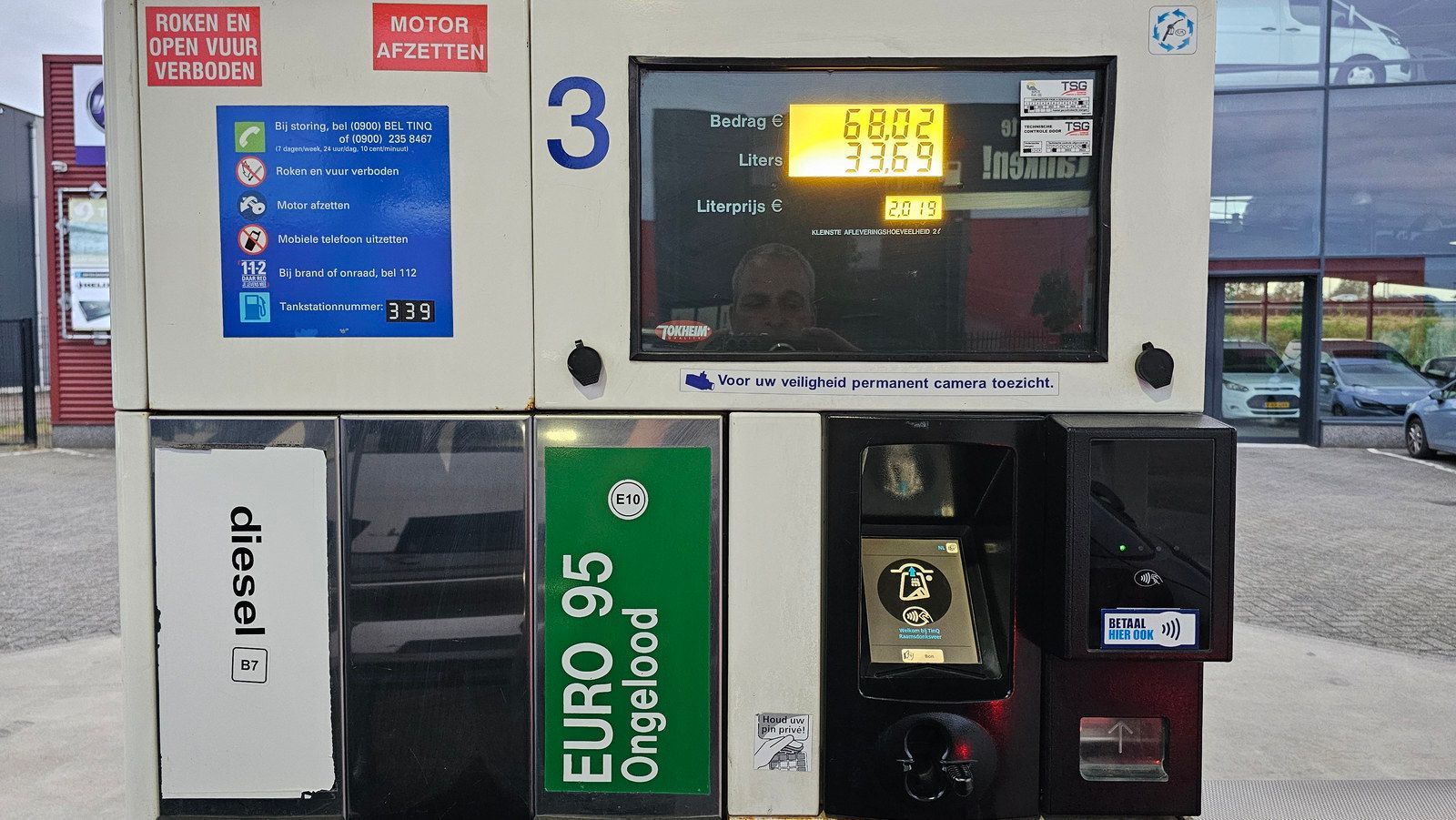 משאבת דלק, לבנה וירוקה עם צג דלק המציג מספרים. תוויות