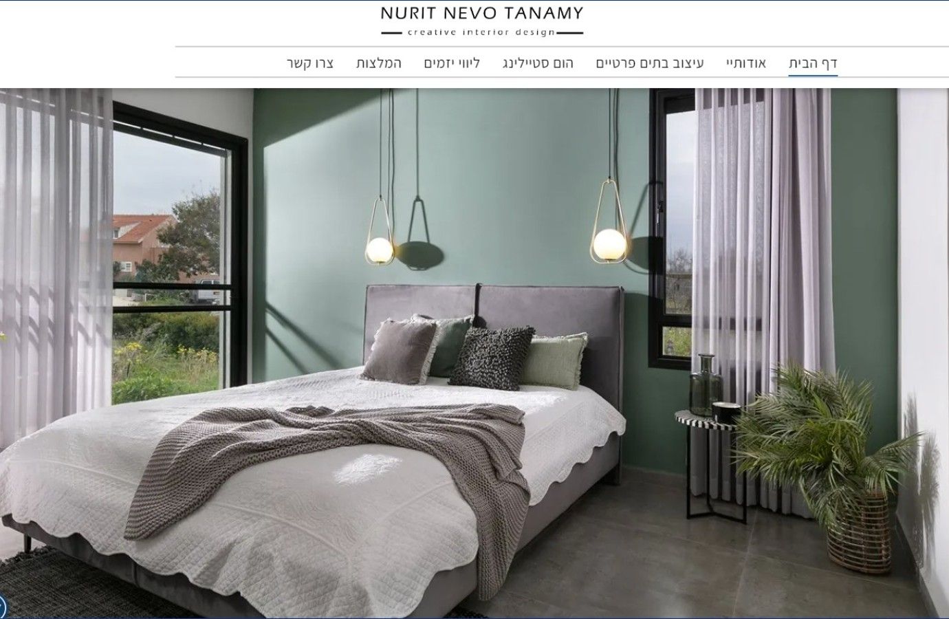 חדר שינה עם מיטה, וילונות וחלון.