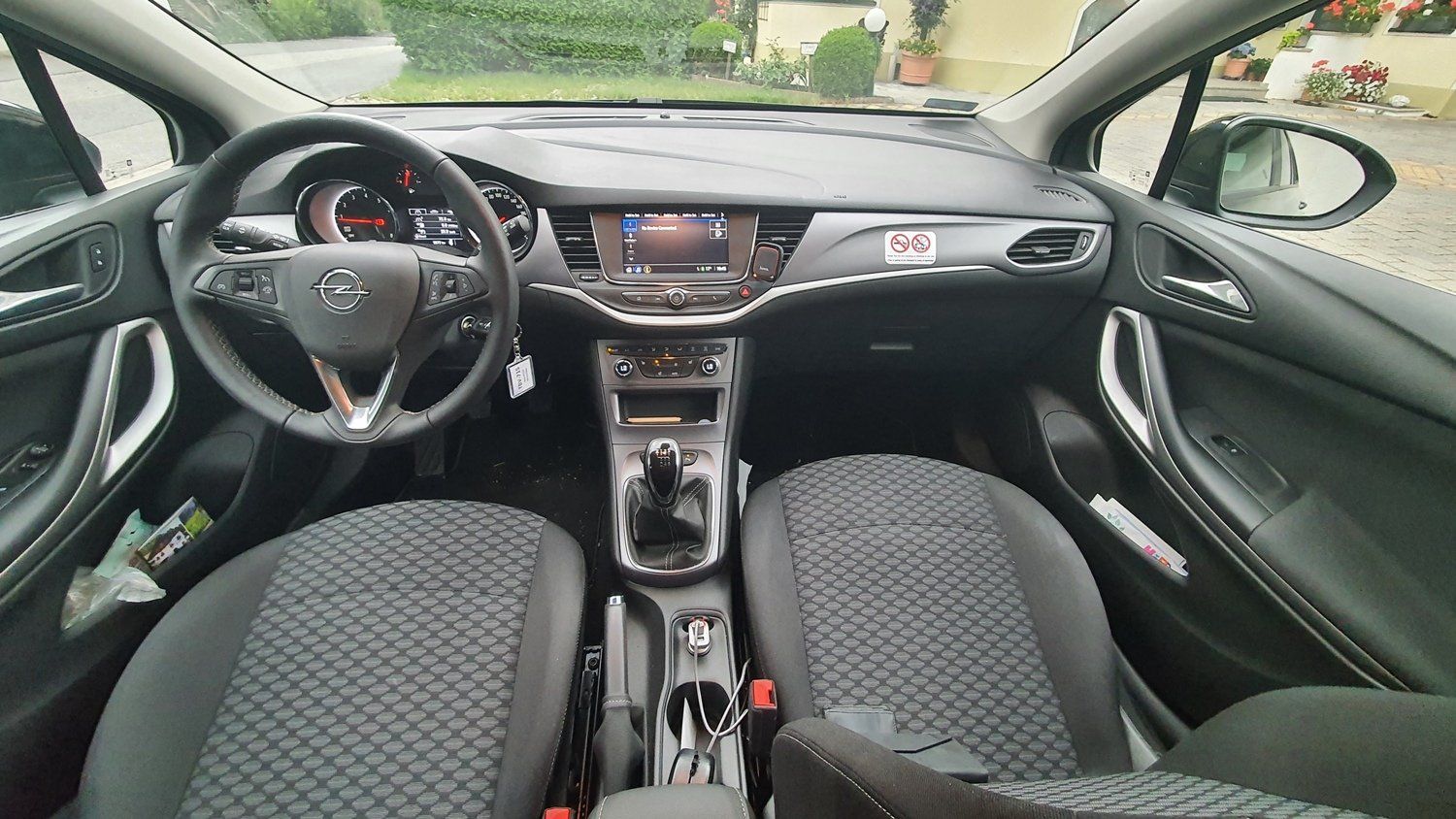 פנים מכונית עם הגה ומושבים.