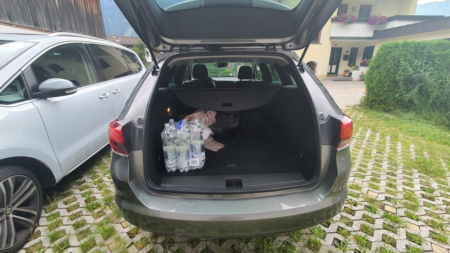 תא המטען של המכונית מלא בבקבוקי מים.