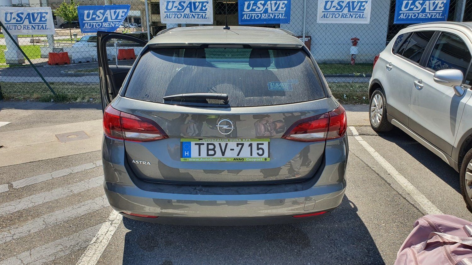 מכונית עם לוחית רישוי שכתוב עליה tbv 715 חונה בחניון.