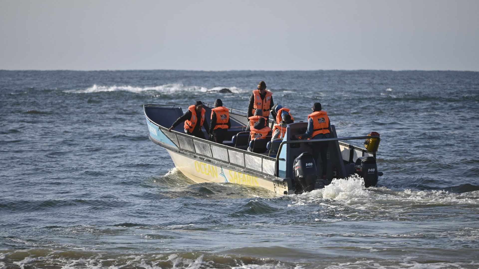 קבוצה של אנשים נוסעים בסירה באוקיינוס.