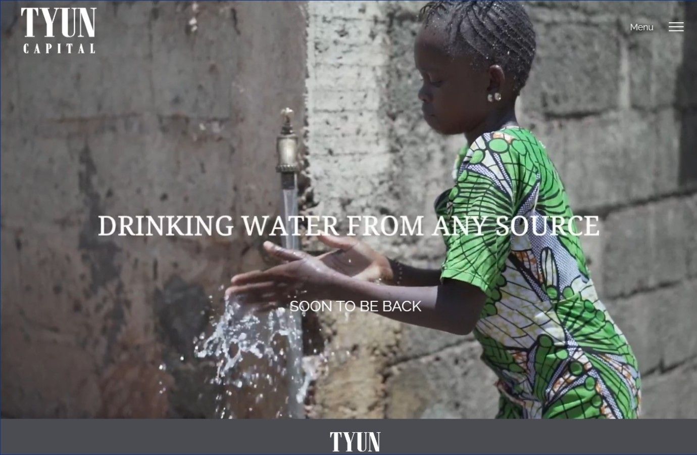 ילדה צעירה שותה מים מברז.