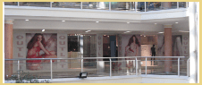 insegne in un centro commerciale