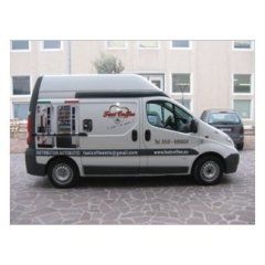 furgone aziendale con decorazione