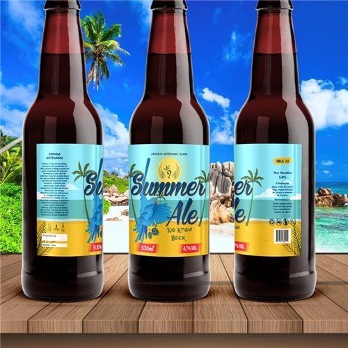 Três garrafas de cerveja de verão estão sobre uma mesa de madeira