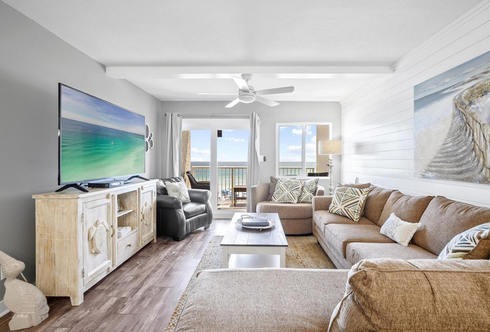 A dining room with a table and chairs and a rug.