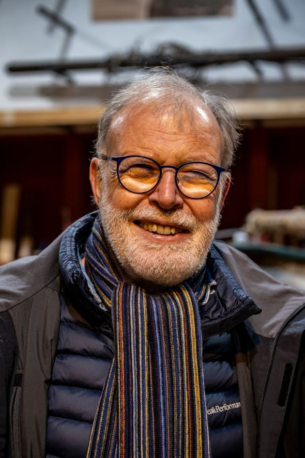 En sort-hvid silhuet af en mand med briller.