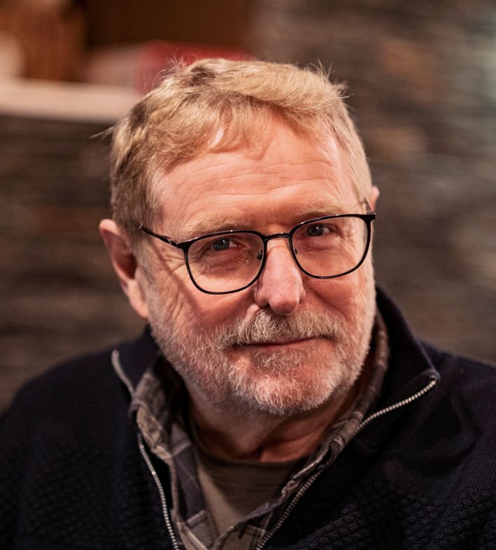 En sort-hvid silhuet af en mand med briller.