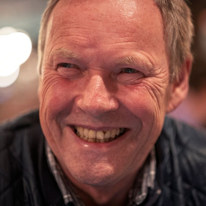 En sort-hvid silhuet af en mand med briller.