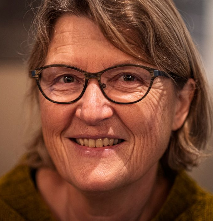 En sort-hvid silhuet af en mand med briller.