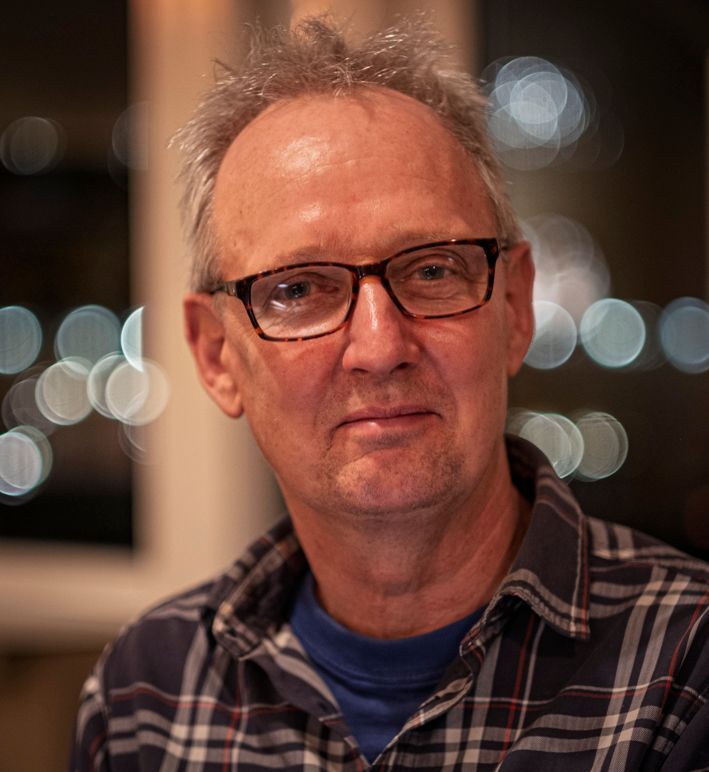 En sort-hvid silhuet af en mand med briller.