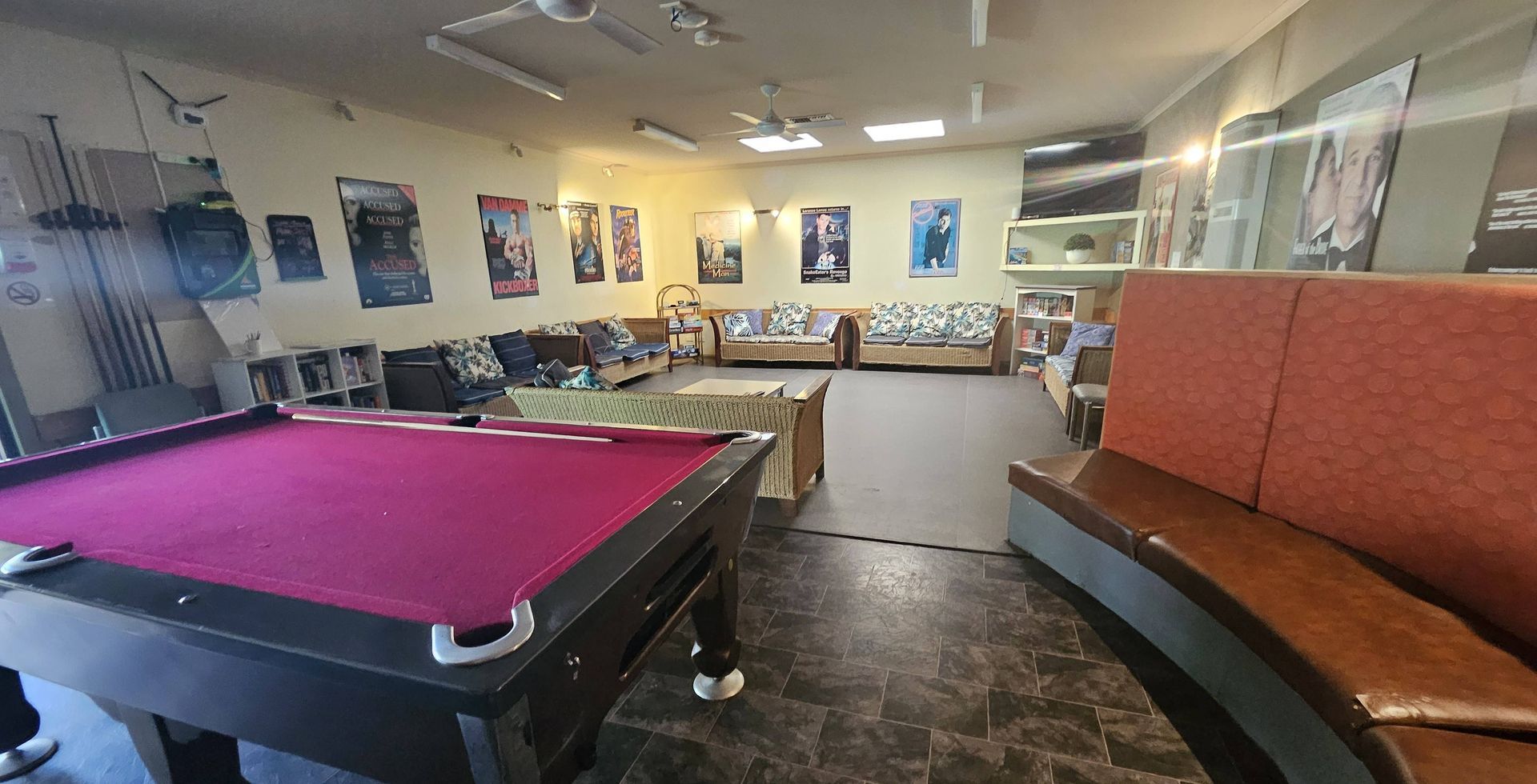 Un grupo de personas está sentado en círculo en el césped de un parque.