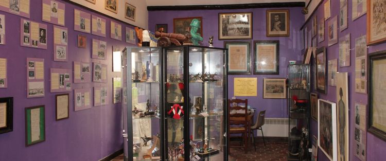 La Salle 1814, au milieu des cadres et objets historiques rassemblés.