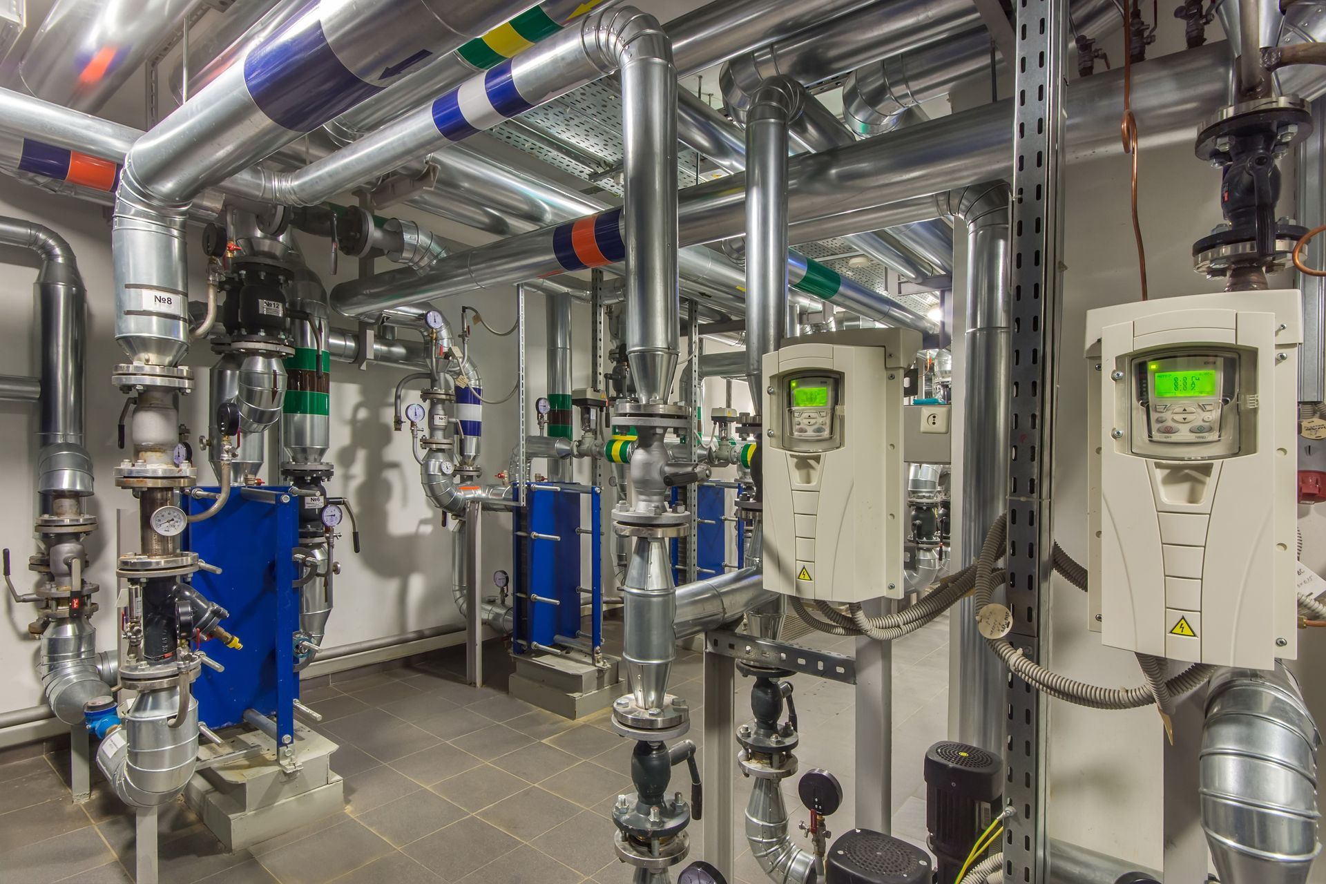 Commercial independent heating system in boiler room.