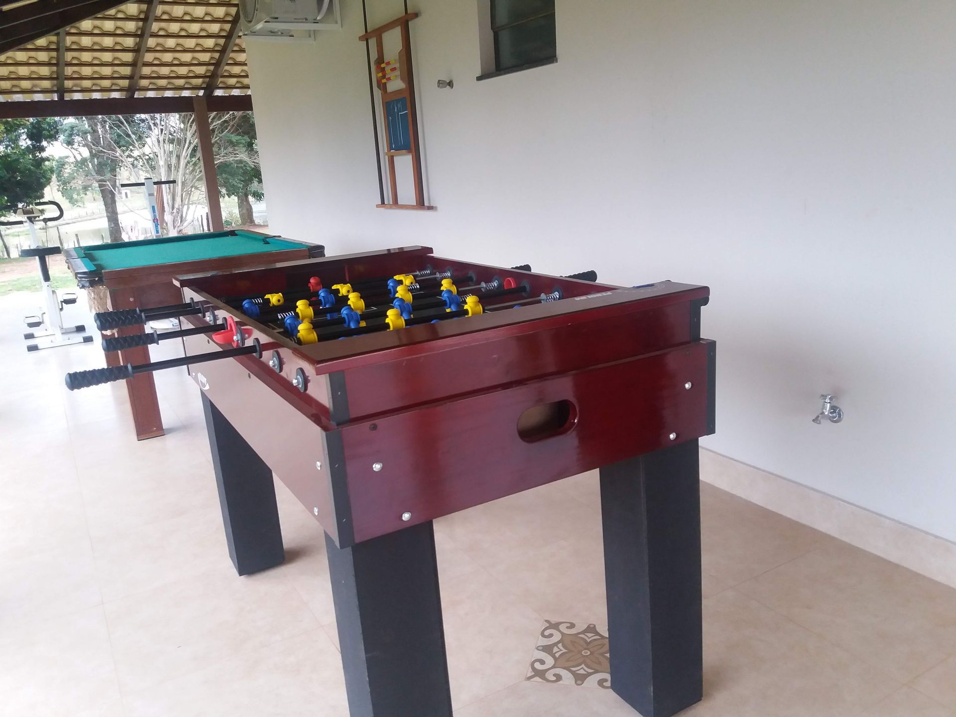Uma mesa de sinuca e uma mesa de pebolim em uma sala. Hotel-kaeru