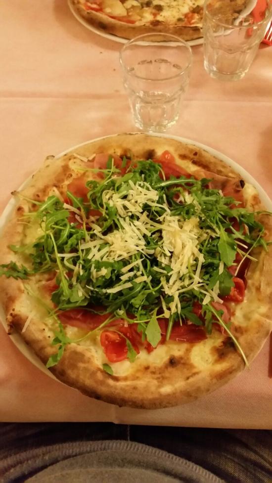 pizza con bresaola, rucola e grana