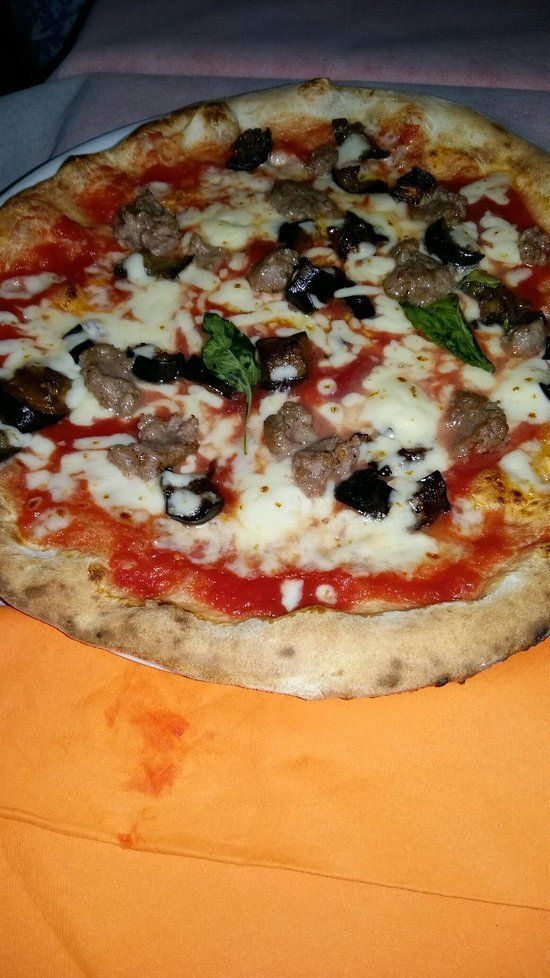 pizza con salsiccia e melanzane