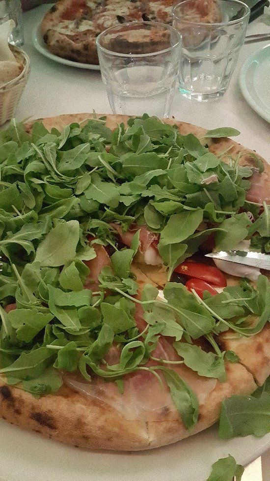 pizza con rucola e prosciutto crudo