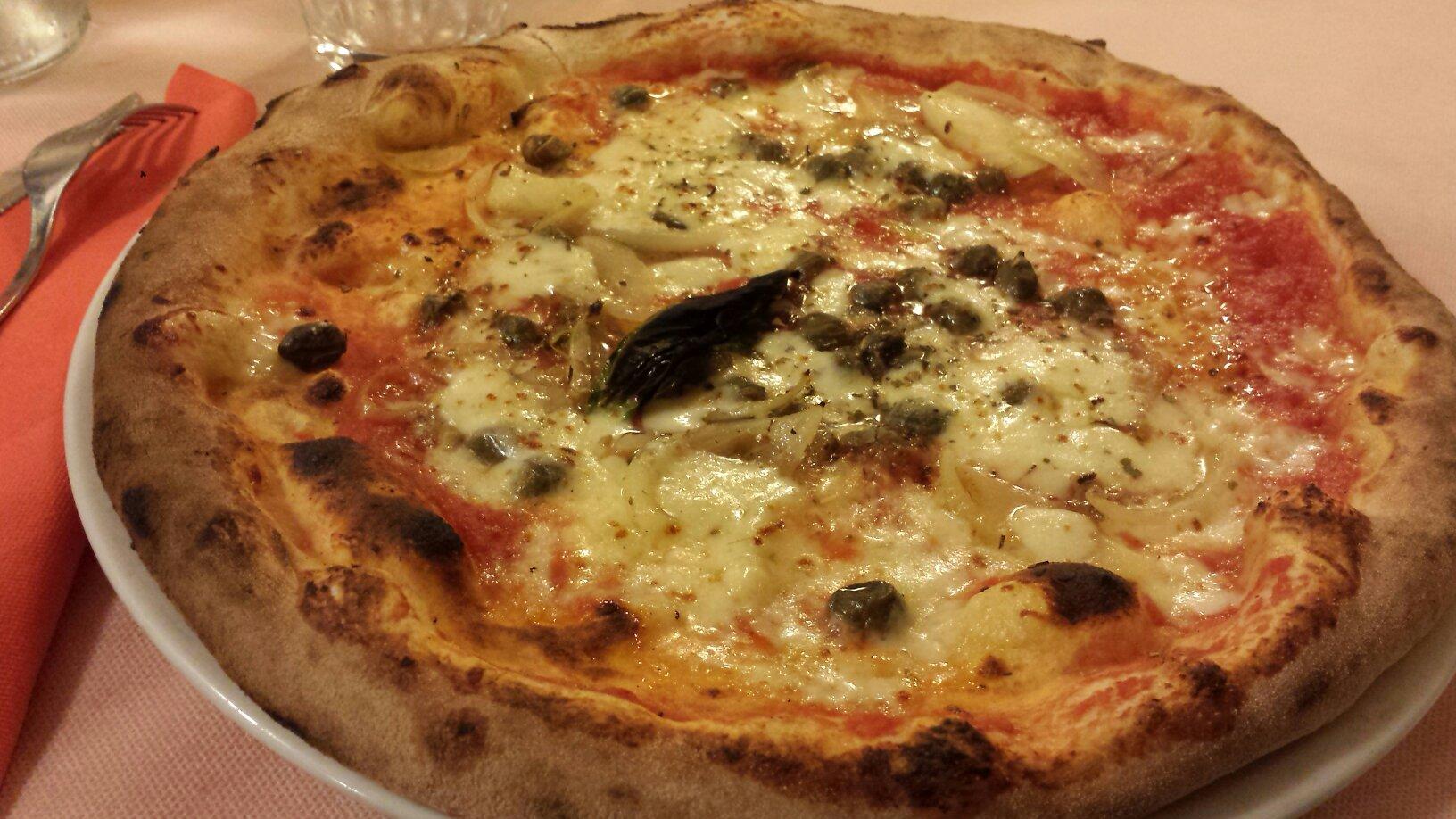 pizza con capperi e cipolle