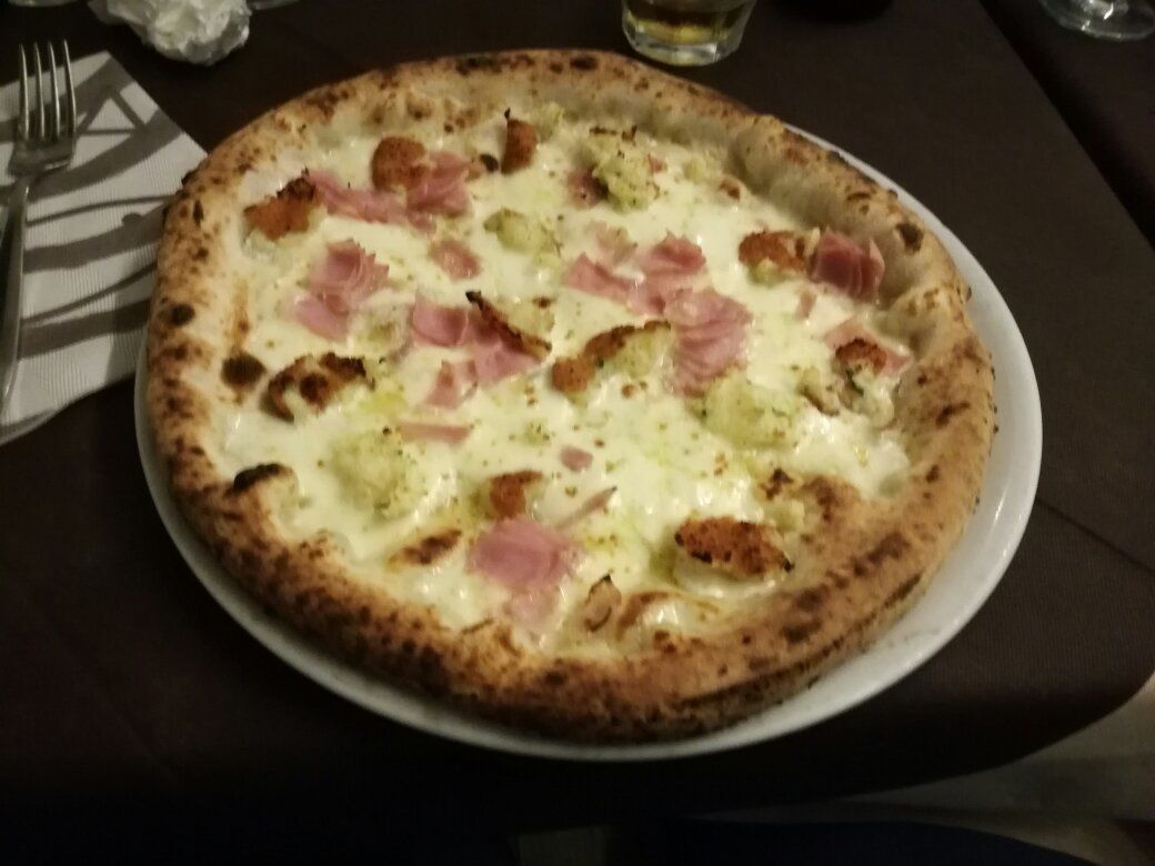 pizza bianca con patate al forno e prosciutto