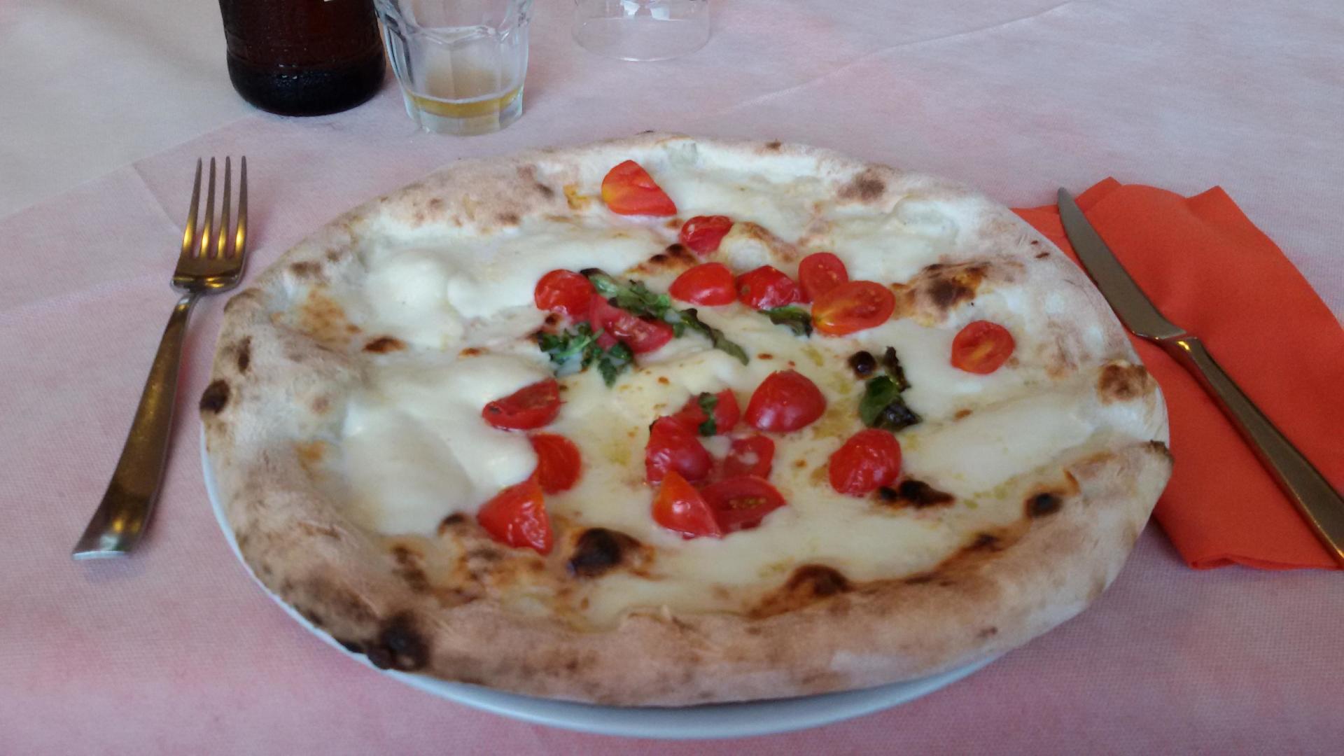 pizza bianca con pomodorini freschi