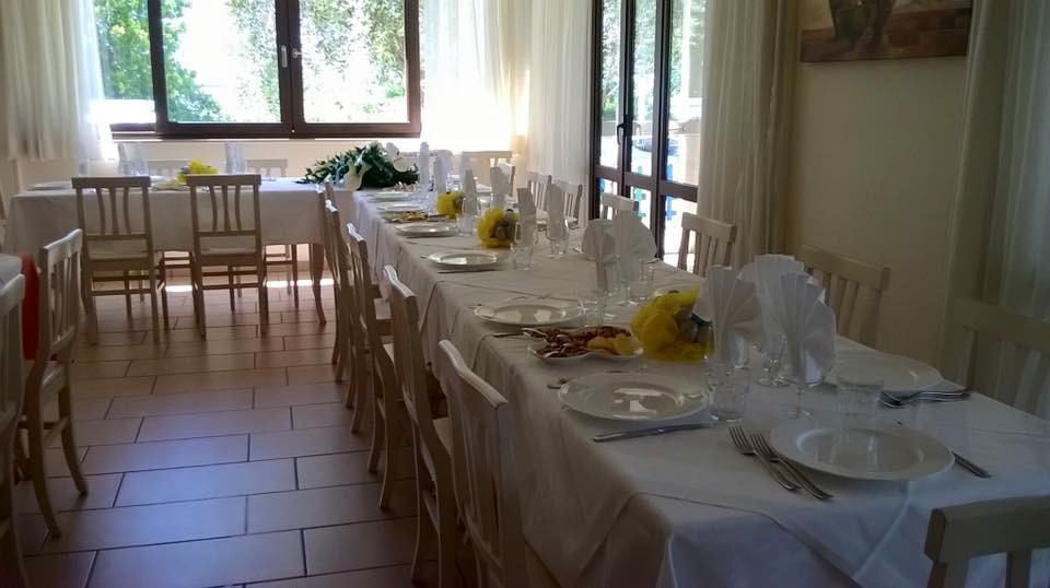 tavolo di un ristorante allestito per un ricevimento