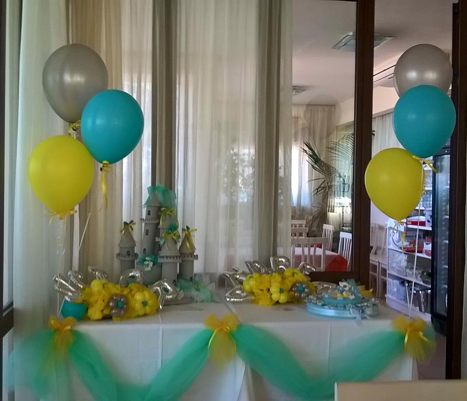 locale allestito per una festa di compleanno