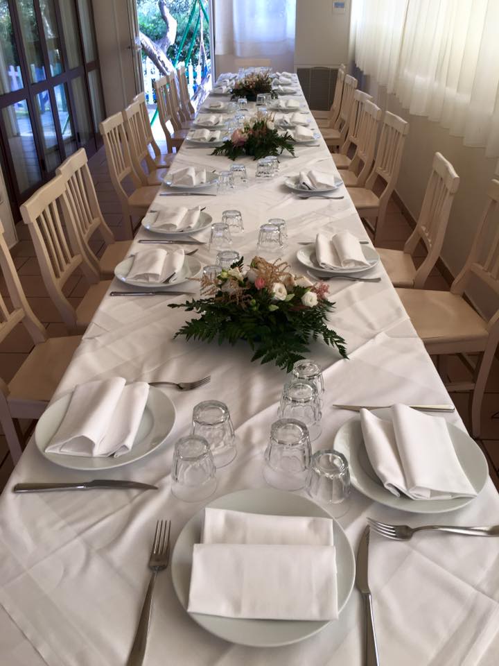 tavolo di un ristorante allestito per una cerimonia