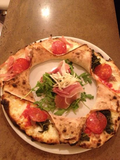 pizza con salsiccia e friarielli a forma di anello