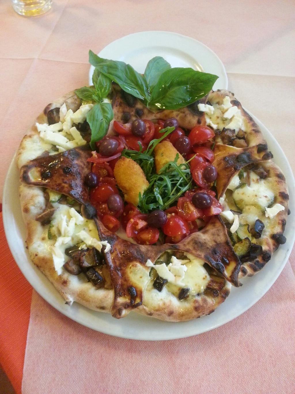 pizza bianca a forma di anello con crocchette di patate