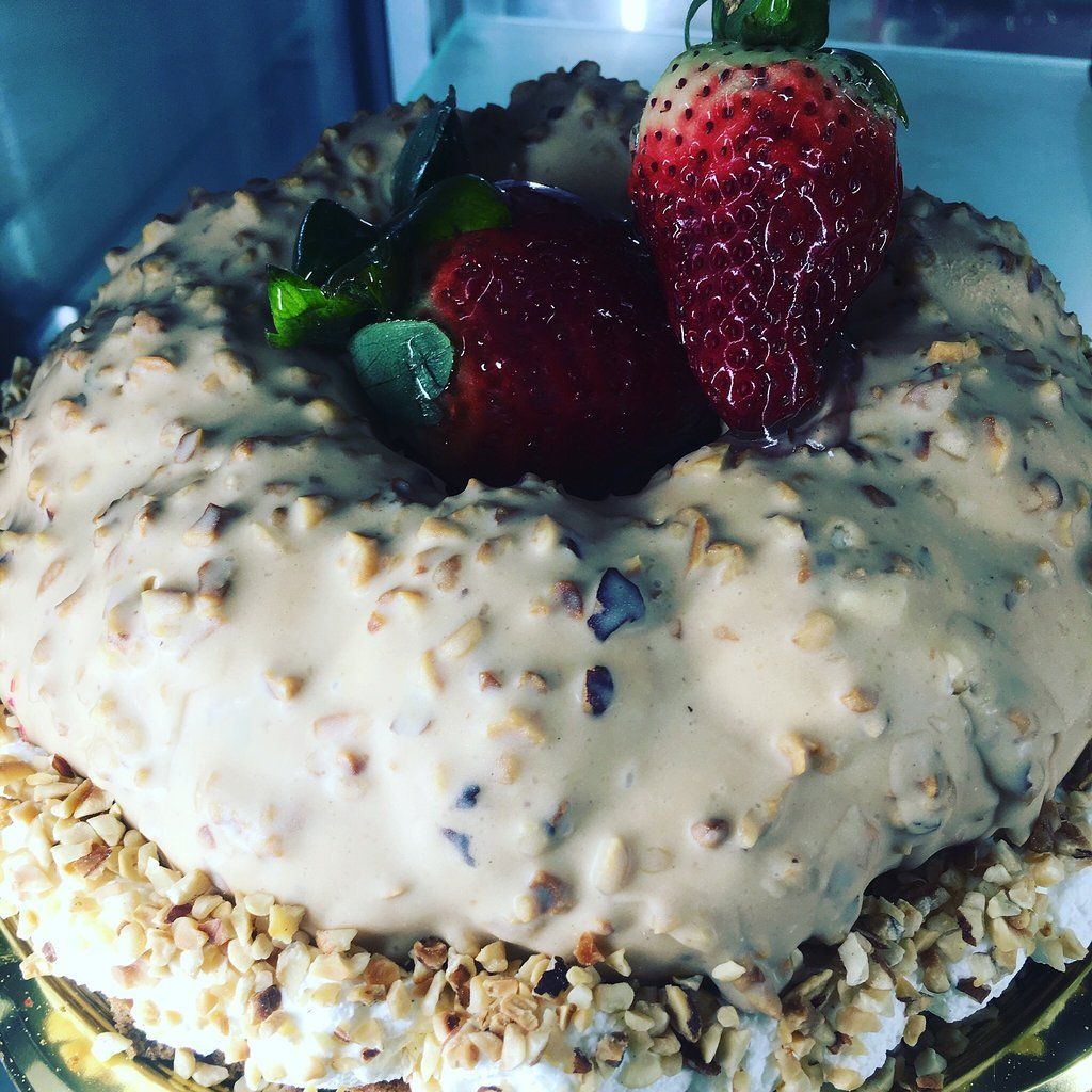 torta con fragole e granella di nocciola