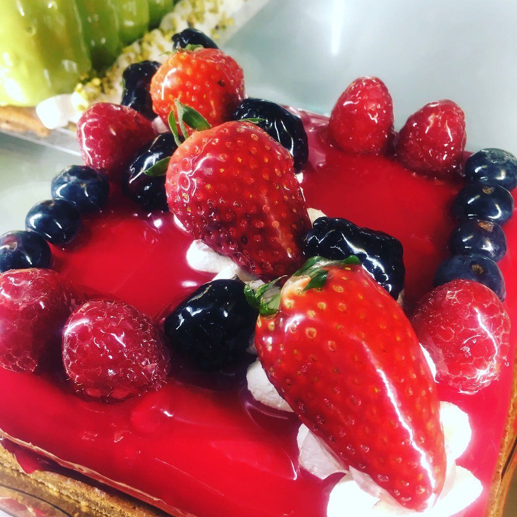 torta con fragole e mirtilli