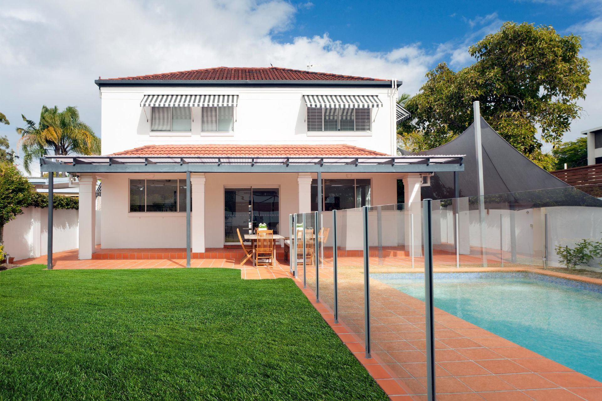 Glass-Pool-Fence-Aluminium-Posts.