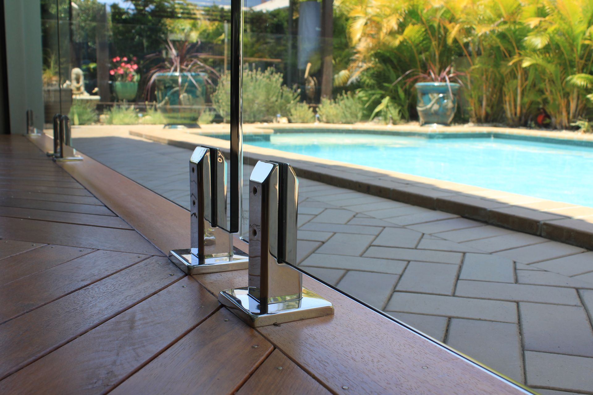 Frameless glass pool spigots