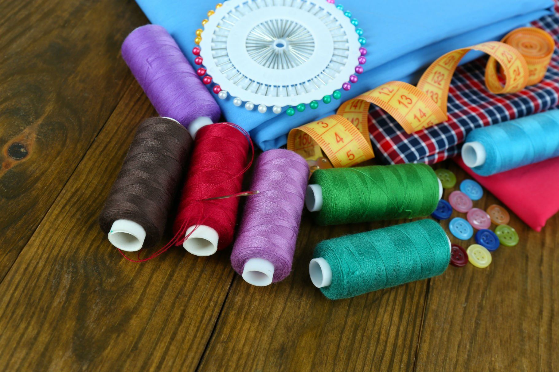 Rocchetti di fili colorati