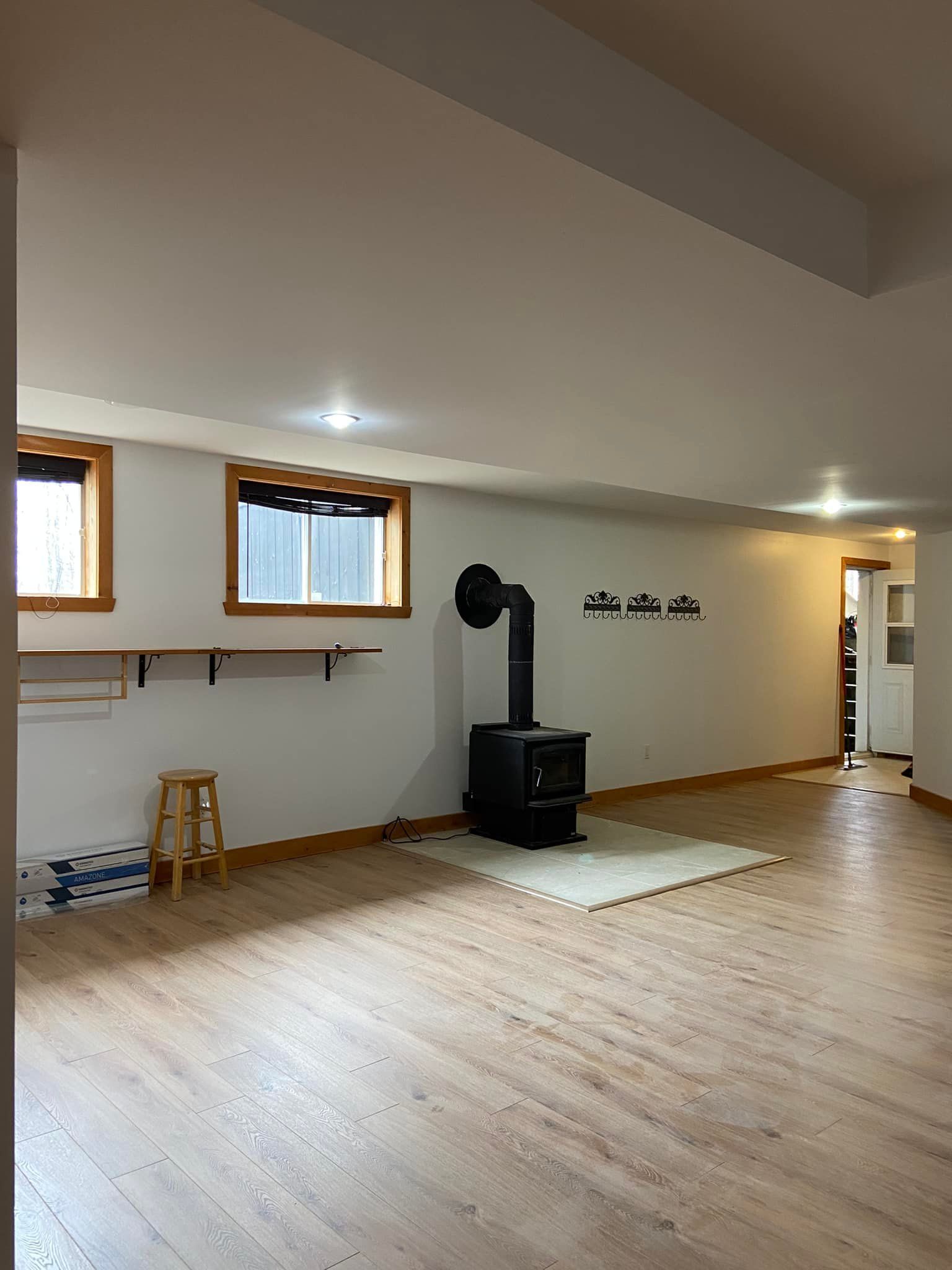 Il y a un poêle à bois au milieu de la pièce.