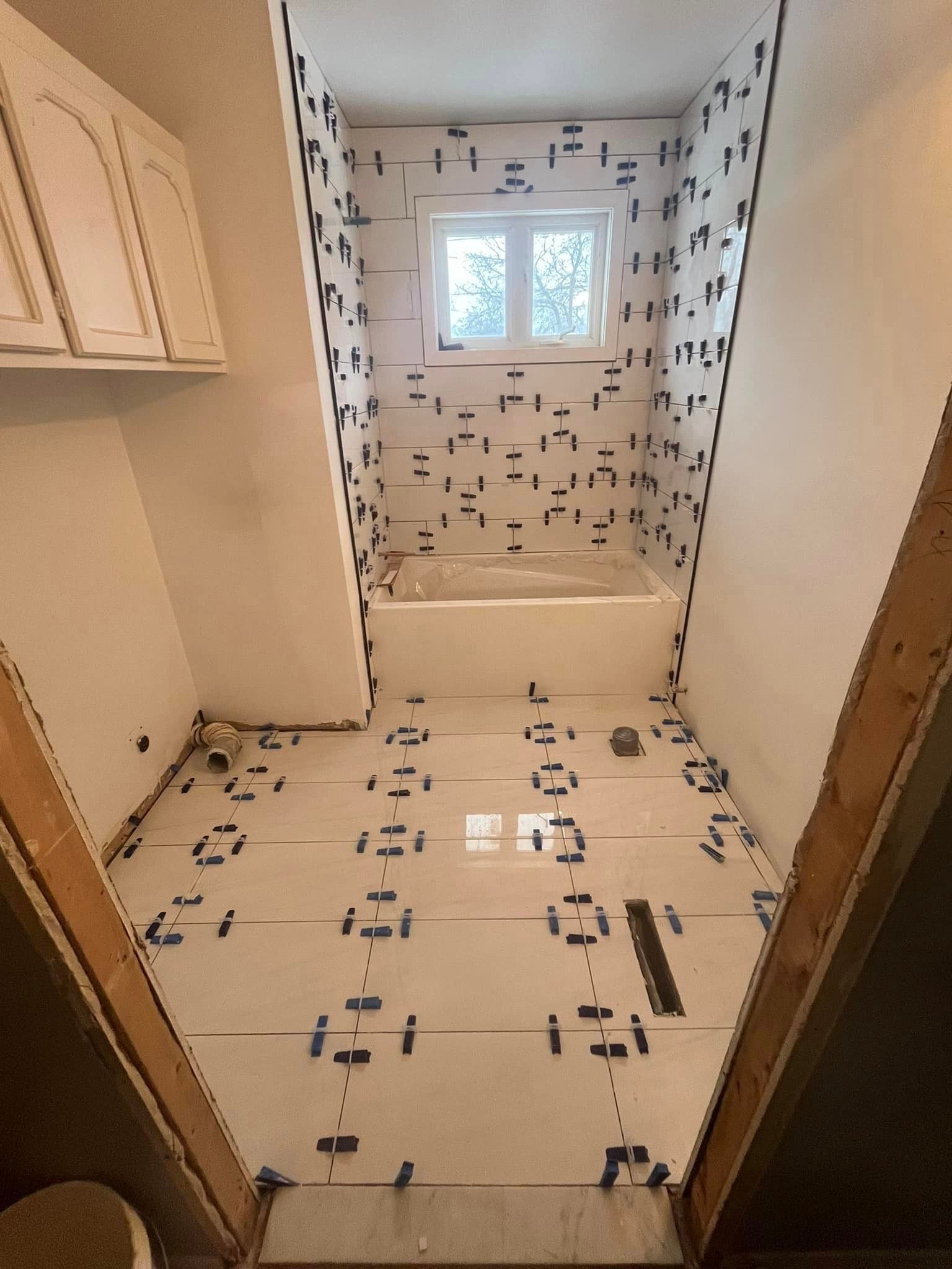 Une salle de bain en construction avec une baignoire et une fenêtre