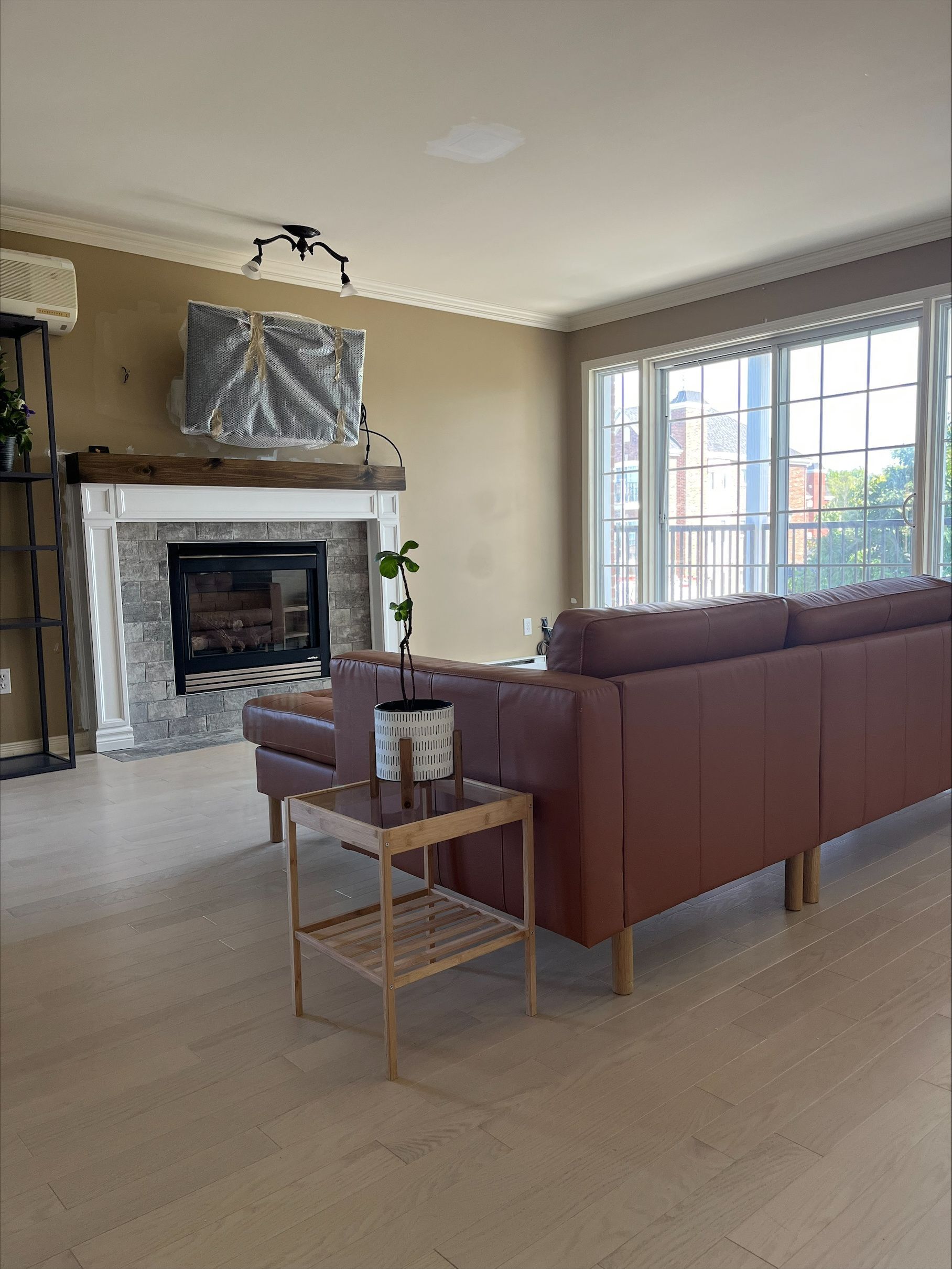 Un salon avec un canapé, une cheminée et beaucoup de fenêtres.