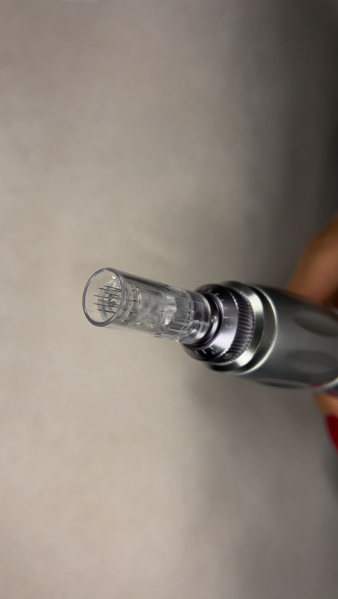 Eine Nahaufnahme einer Person, die einen Stift in der Hand hält.