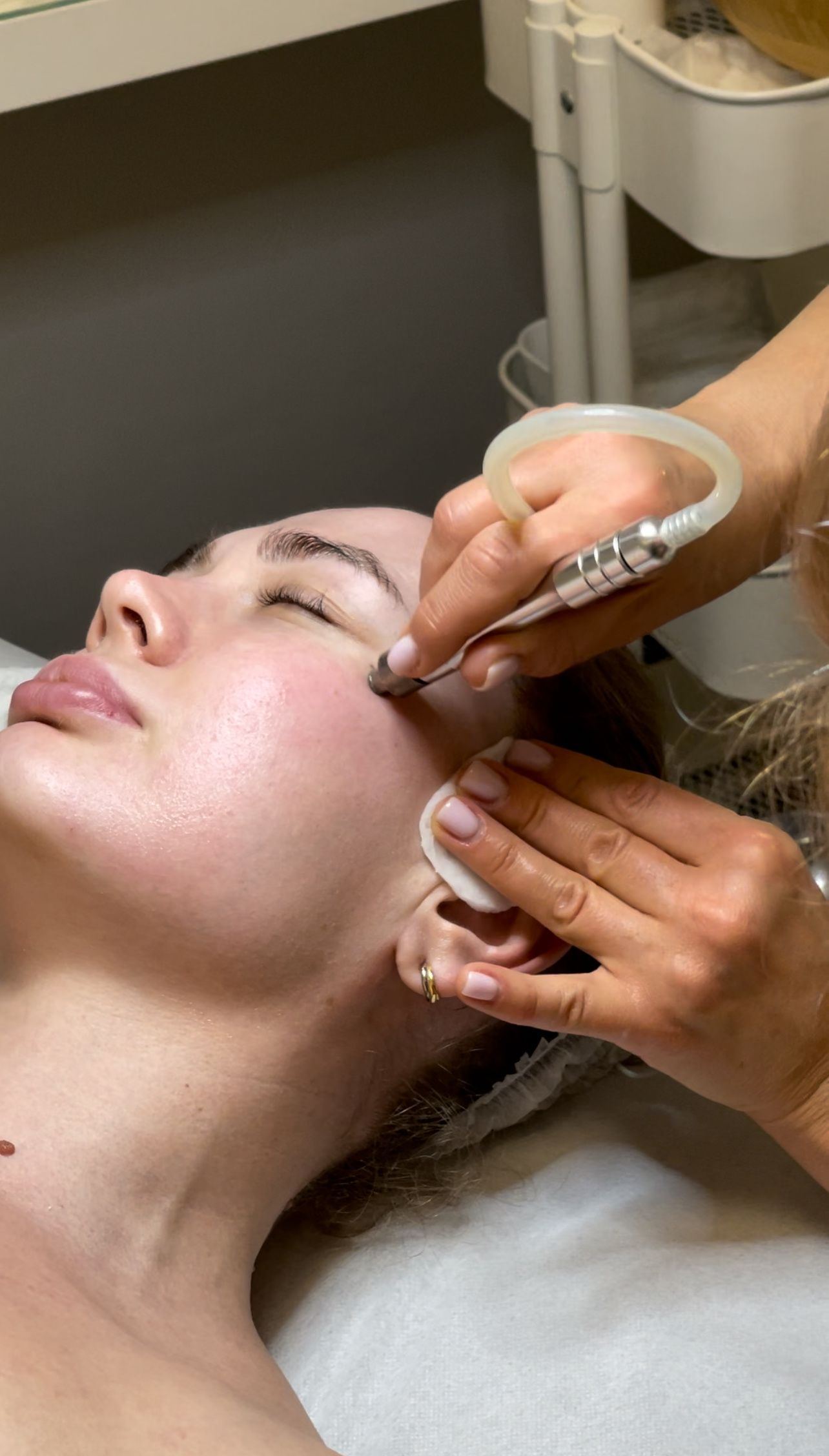 Eine Frau bekommt in einem Schönheitssalon eine Gesichtsbehandlung.