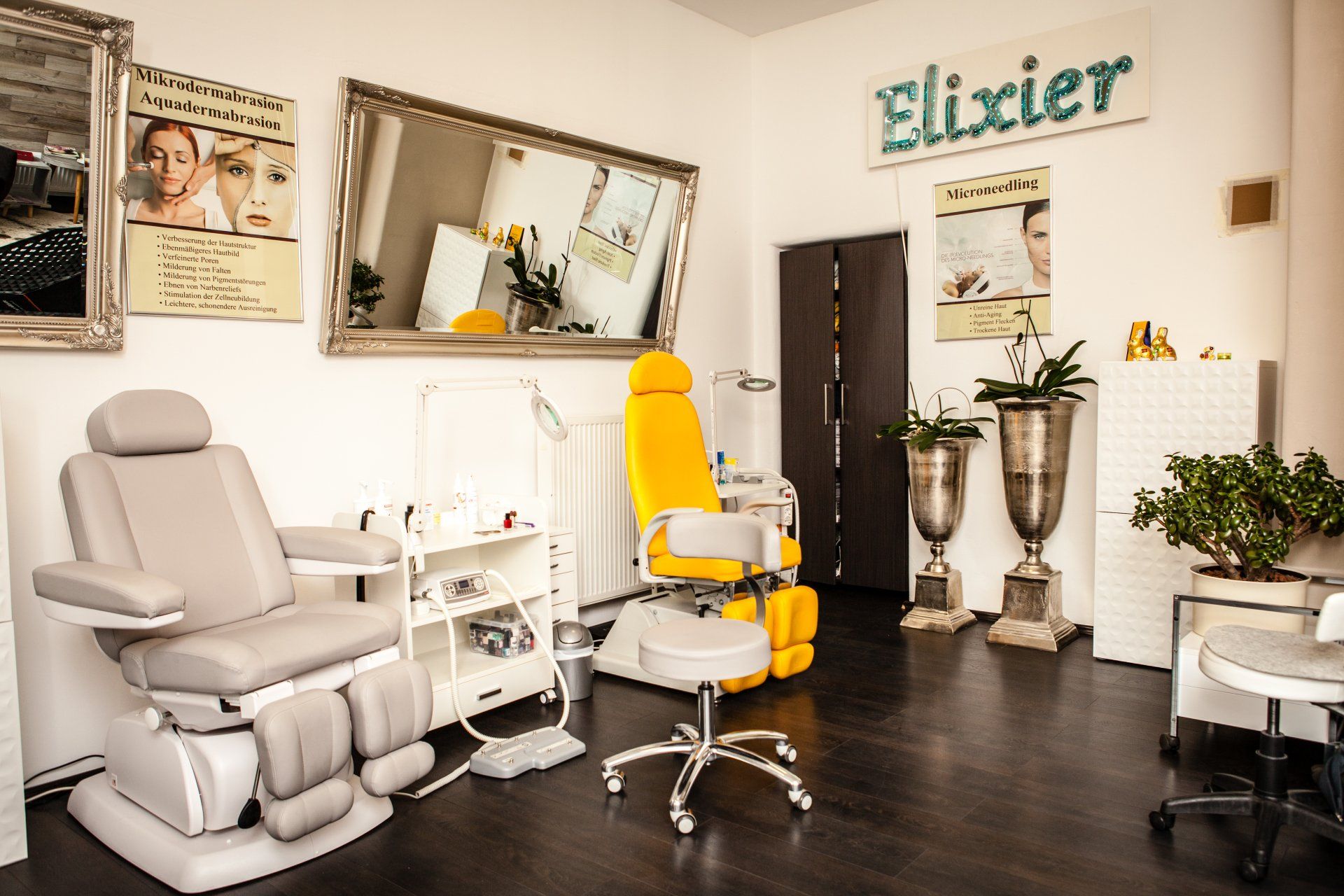 Ein Raum mit einem Stuhl und einem Schild mit der Aufschrift „Elixier“