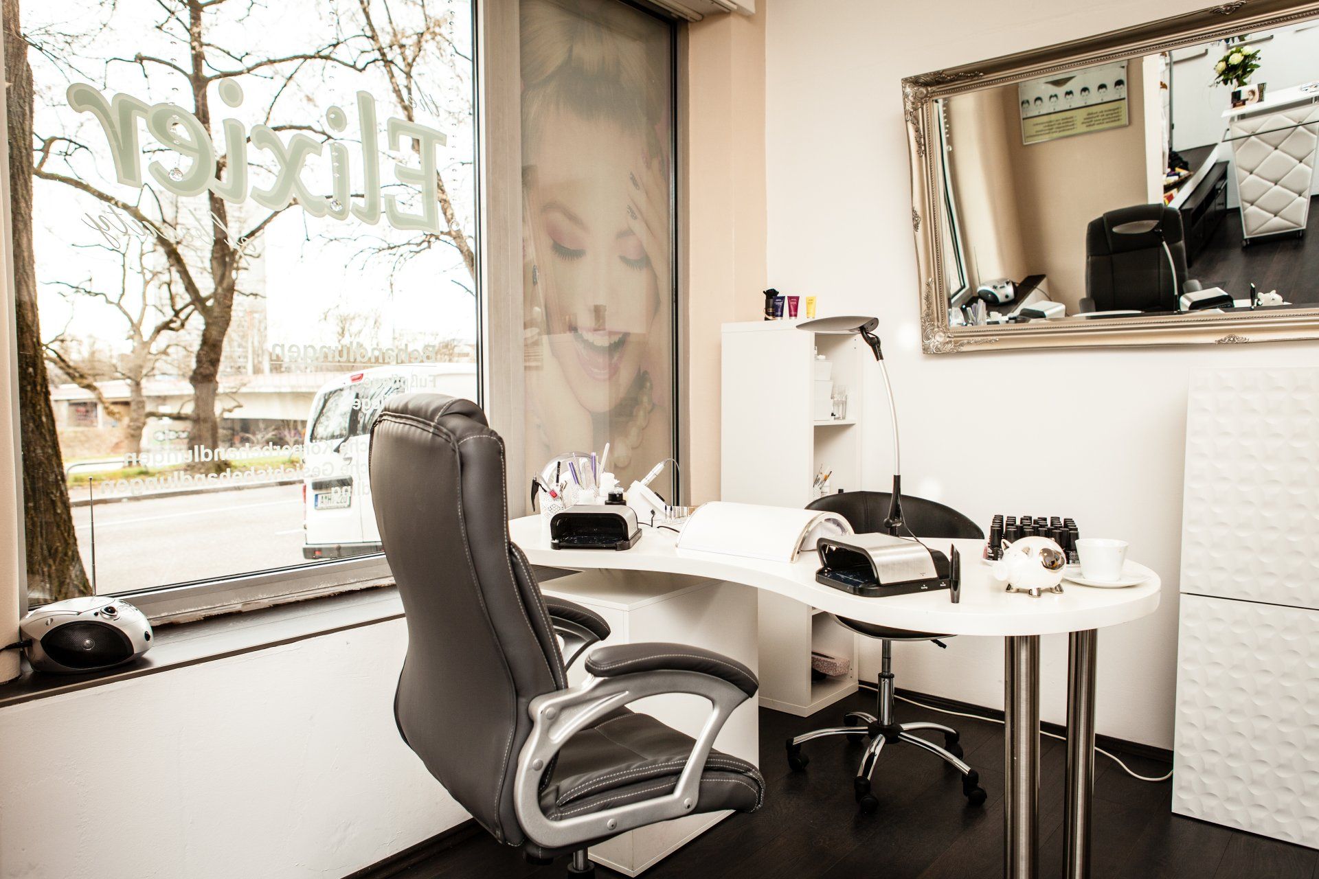 In einem Raum mit einem Spiegel steht ein Stuhl an einem Schreibtisch.