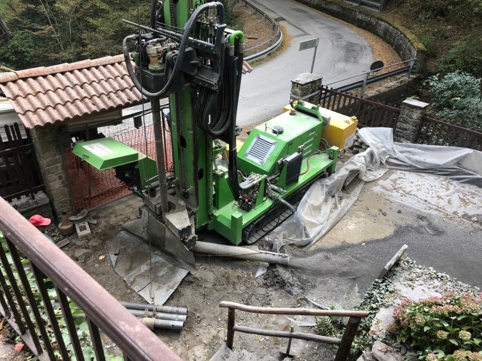 Una trivella all'azione per la perforazione di terreno roccioso