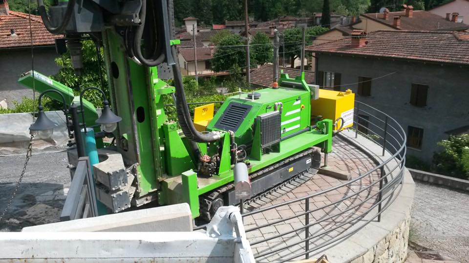 Perforazione di superficie rocciosa con trivella cingolata